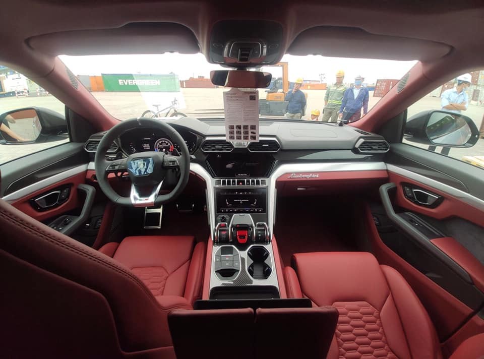 Nội thất chiếc siêu SUV Lamborghini Urus thứ 11 về Việt Nam