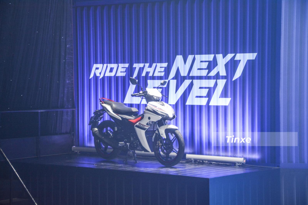 Yamaha Exciter 155 VVA có 2 đèn pha chính đèn pha gần nằm trên cao, gần tay lái, đèn chiếu xa đặt dưới thấp