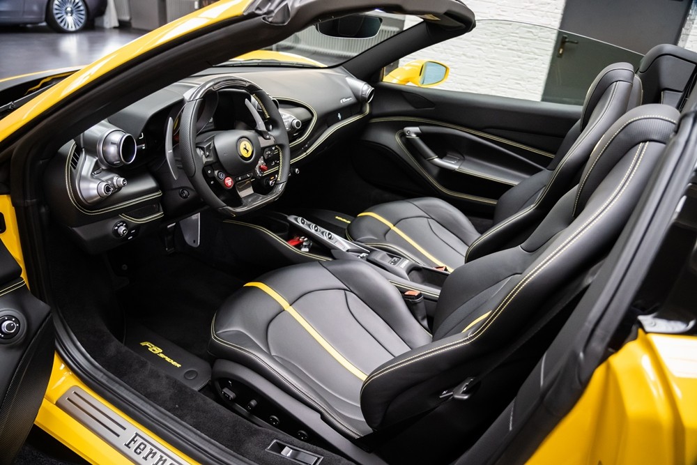 Nội thất si&ecirc;u xe Ferrari F8 Spider m&agrave;u v&agrave;ng độc nhất Việt Nam