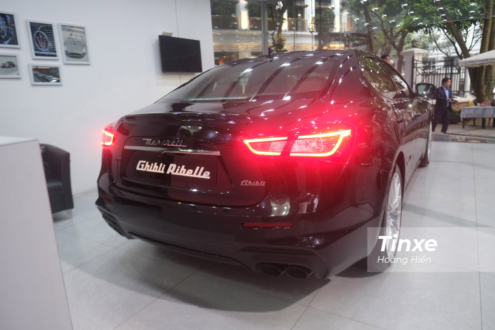 Phía sau Maserati Ghibli Ribelle là hệ thống đèn hậu LED, ống xả kép cùng