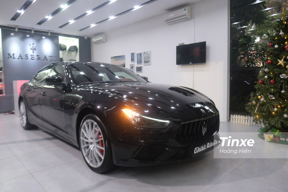 Maserati Ghibli Ribelle được sản xuất giới hạn với chỉ 30 chiếc dành cho thị trường Châu Á. Ở phần ngoại thất, Maserati Ghibli Ribelle có một số sự thay đổi để tạo nên chất riêng của mình.