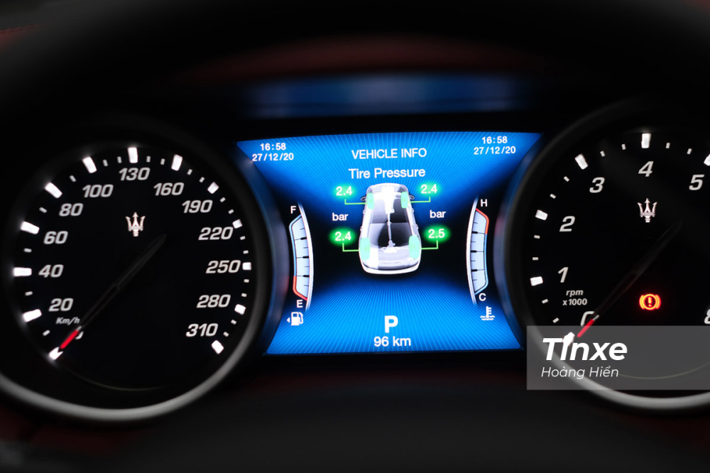 Cụm đồng hồ với 2 đồng hồ analog và 1 màn hình điện tử hiện thị tốc độ, vòng tua, nhiệt độ và công nghệ xe đang sử dụng. Hệ thống an toàn trên xe bao gồm hệ thống kiểm soát hành trình, hỗ trợ cảnh báo điểm mù, hệ thống cân bằng điện tử Maserati, hỗ trợ lực phanh hỗ trợ khởi hành ngang dốc, hệ thống