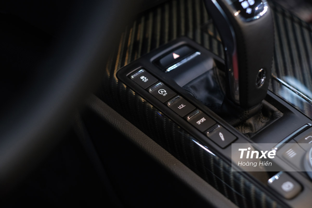 Trên Maserati Ghibli Ribelle, người lái có thể chuyển đổi giữa 3 chế độ lái khác nhau bao gồm Normal, Sport và ICE.