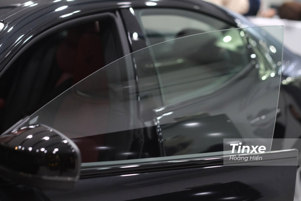 Kính không viền cũng là một điểm mang lại chất thể thao cho chiếc Maserati Ghibli Ribelle.