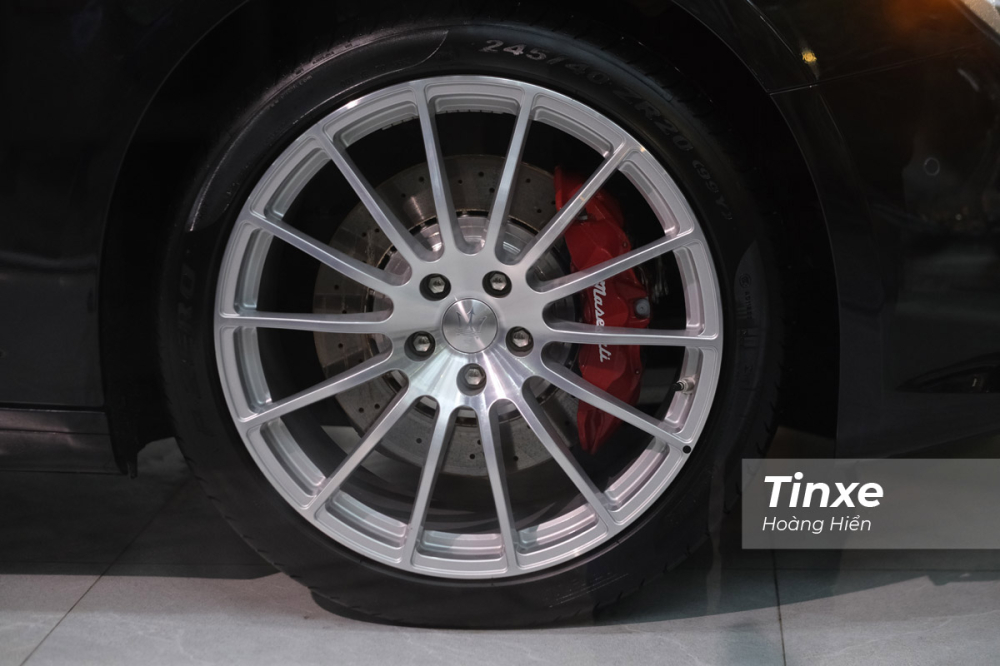 Đi kèm với Maserati Ghibli Ribelle là bộ vành hợp kim đa chấu thể thao có kích thước tới