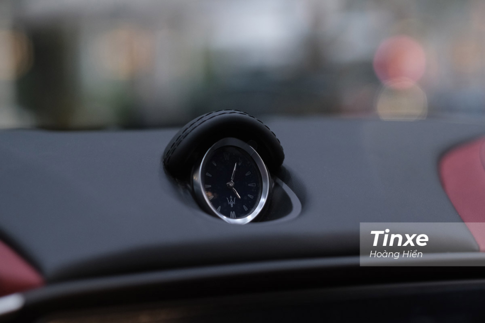Đồng hề cơ Maserati được đặt tại vị trí trung tâm làm tăng thêm vẻ sang trọng cho mẫu xe sản xuất giới hạn Maserati Ghibli Ribelle.