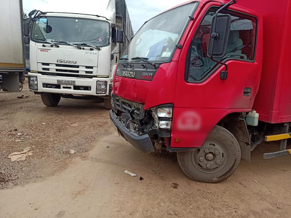 Một chiếc ô tô tải khác bị biến dạng đầu xe