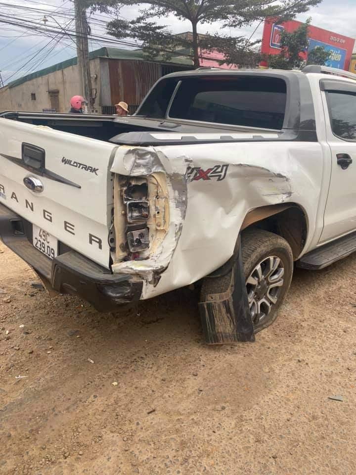 Chiếc xe bán tải Ford Ranger hư hỏng phần đuôi xe