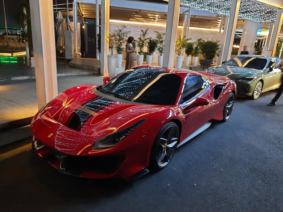 Ferrari 488 Pista Spider của Hoàng Kim Khánh có màu đỏ cùng với đó là sọc đen cỡ lớn cá tính