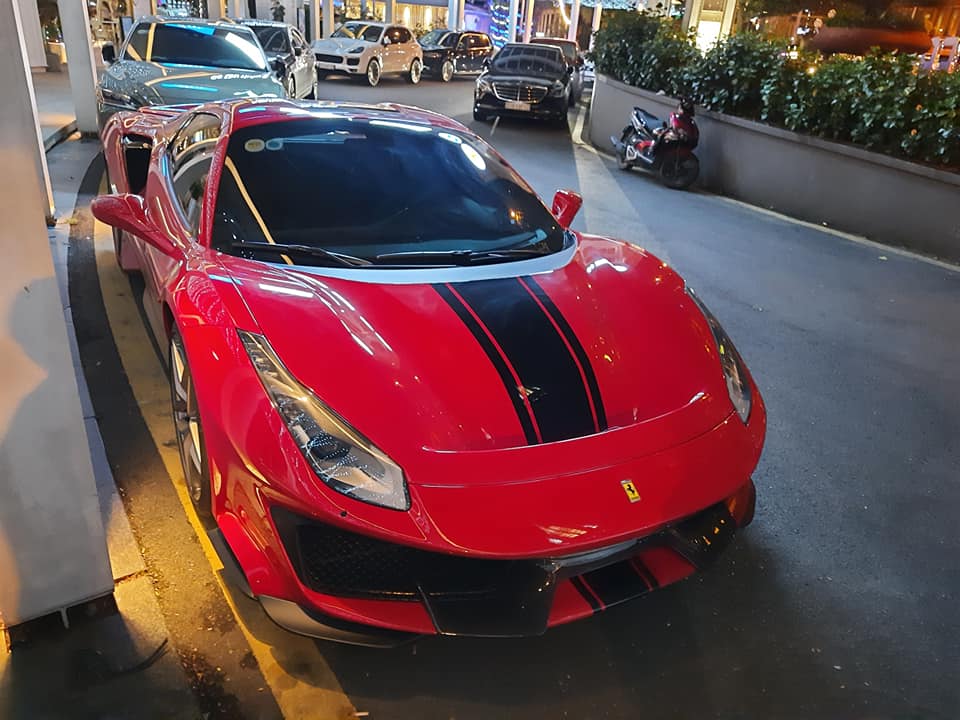 Hoàng Kim Khánh dạo phố đêm Sài thành bằng vợ mới Ferrari 488 Pista Spider độc nhất Việt Nam