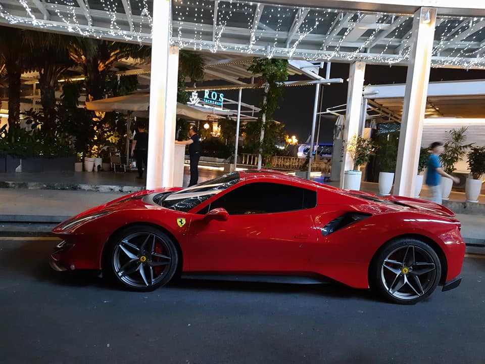Ferrari 488 Pista Spider cũng chính là chiếc Ferrari đầu đời của Hoàng Kim Khánh