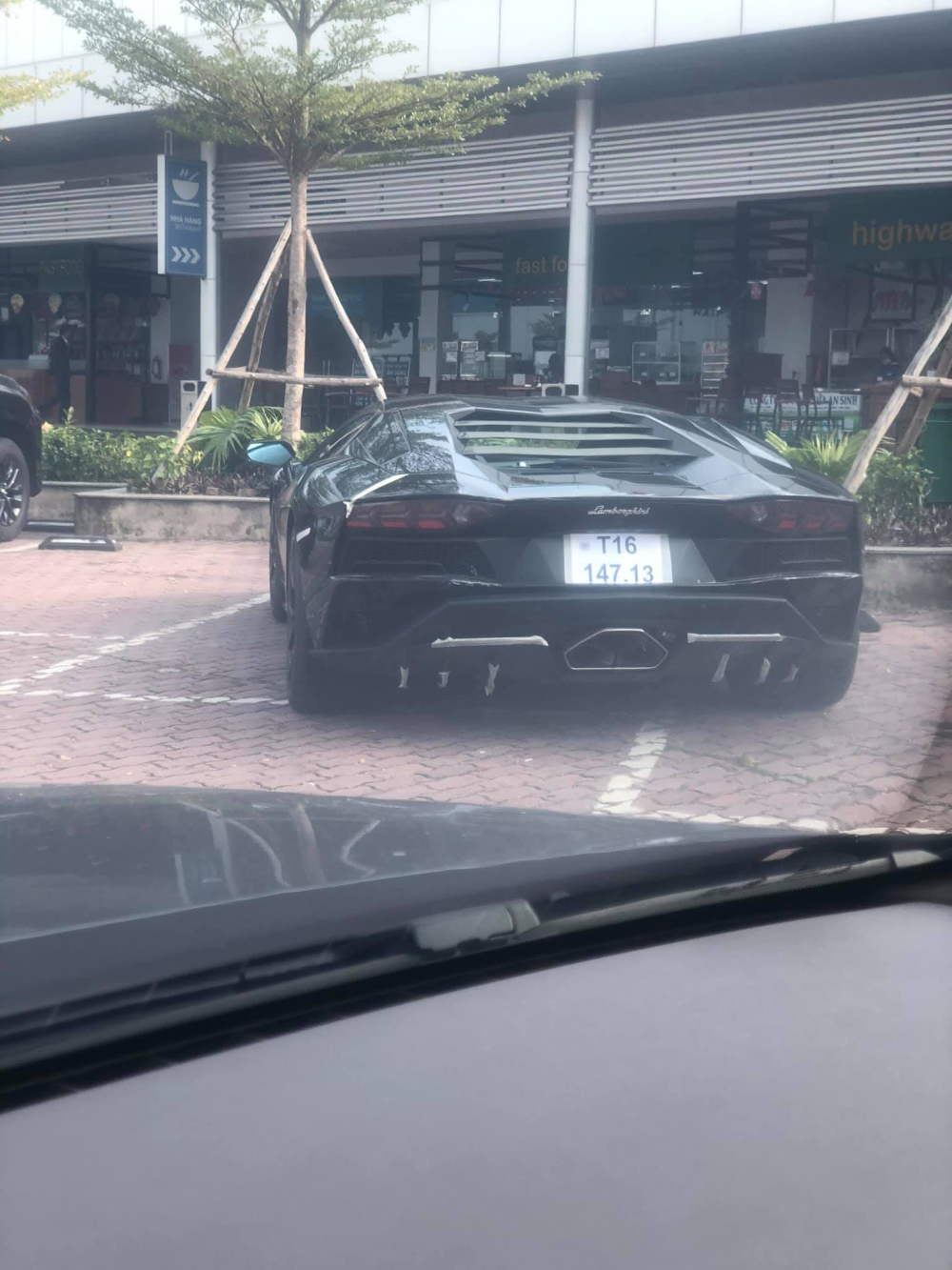 Còn chiếc Lamborghini Aventador S này về đại lý Lamborghini Hà Nội vào tháng 7 và xuất hiện trên đường phố Hải Phòng gần cuối năm 2020 bằng biển số tạm