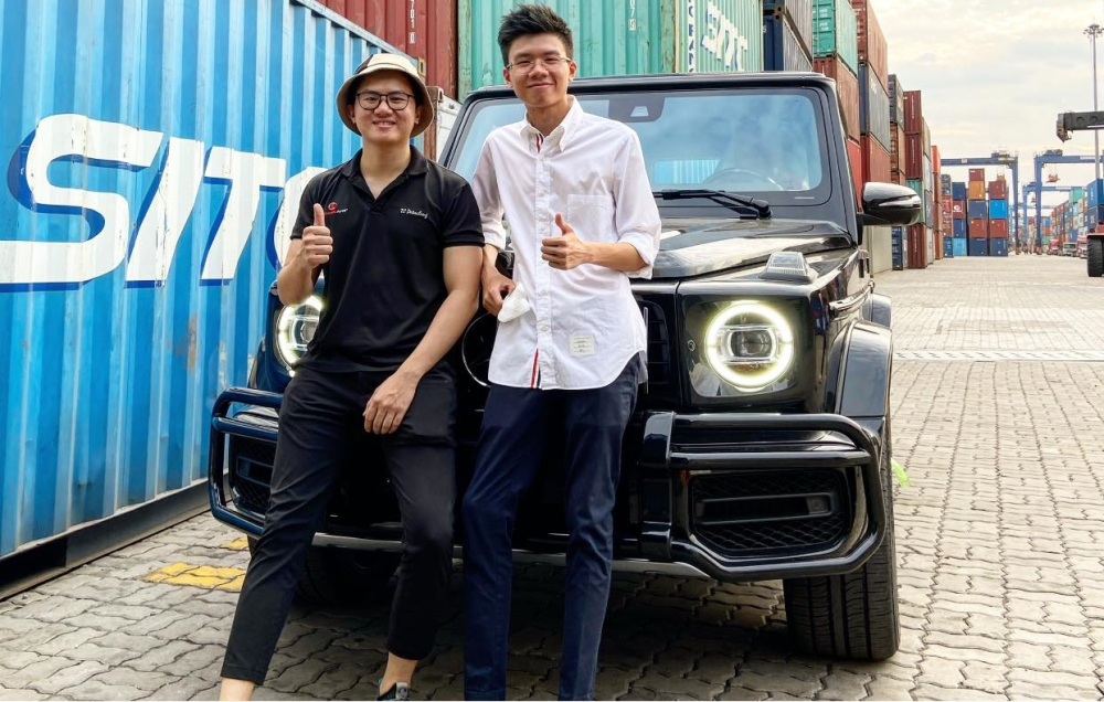 Trước khi tậu Mercedes-AMG G63 2020, Phan Hoàng đã sở hữu 2 chiếc siêu xe là Ferrari 488 GTB màu vàng, Lamborghini Huracan LP610-4 màu xanh cốm
