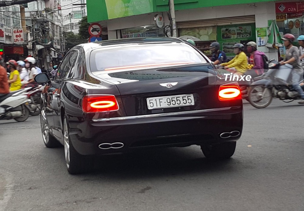 Trước đ&oacute; Lệ Quy&ecirc;n đ&atilde; sử dụng mẫu xe si&ecirc;u sang Bentley Flying Spur thế hệ thứ 2 biển tứ qu&yacute; 5