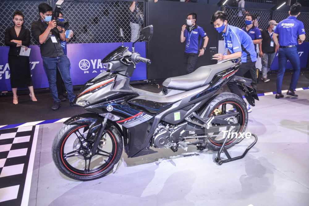So với phiên bản Yamaha Exciter 150 So với phiên bản Yamaha Exciter 150 nâng cấp gần đây nhất, Yamaha Exciter 155 VVA 2021 đã lột xác hoàn toàn từ thiết kế cho đến những công nghệ đi kèm và cả khối động cơ của xe cũng được nâng cấp đúng như kỳ vọng mà các bạn trẻ mê dòng xe côn tay này đã chờ đợi trong suốt hơn 2 năm qua.