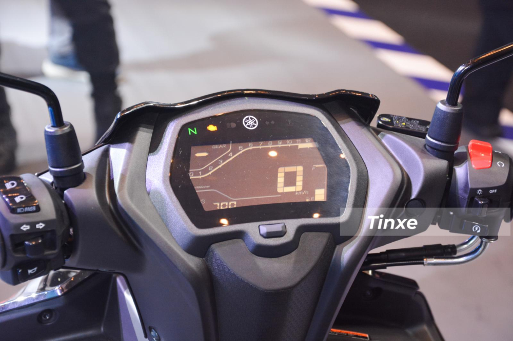 Chưa hết, Yamaha Exciter 155 VVA còn có bảng đồng hồ thiết kế lại thể thao hơn và dễ dàng giúp người lái nắm bắt các thông số cơ bản của xe. Phía trên đồng hồ LCD toàn phần này là cấp số... Chưa hết, Yamaha Exciter 155 VVA còn có bảng đồng hồ thiết kế lại thể thao hơn và dễ dàng giúp người lái nắm bắt các thông số cơ bản của xe. Phía trên đồng hồ LCD toàn phần này là cấp số...