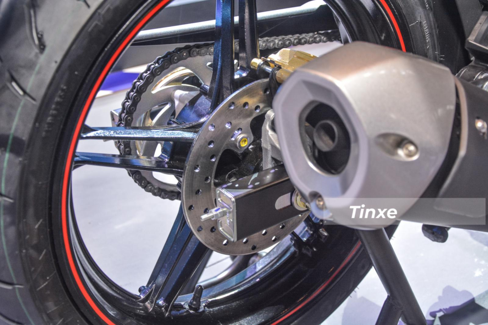 Về trang bị, Yamaha Exciter 155 VVA được hãng trang bị phanh đĩa trên cả 2 bánh nhưng không có tích hợp công nghệ chống bó cứng phanh ABS. Phanh đĩa đơn thủy lực trước có 2 piston (phiên bản cao cấp) và 1 piston (phiên bản tiêu chuẩn). Yamaha Exciter 155 VVA bản cao cấp có thêm cắm sạc 12V cho điện thoại và các thiết bị điện tử khác. Về trang bị, Yamaha Exciter 155 VVA được hãng trang bị phanh đĩa trên cả 2 bánh nhưng không có tích hợp công nghệ chống bó cứng phanh ABS. Phanh đĩa đơn thủy lực trước có 2 piston (phiên bản cao cấp) và 1 piston (phiên bản tiêu chuẩn). Yamaha Exciter 155 VVA bản cao cấp có thêm cắm sạc 12V cho điện thoại và các thiết bị điện tử khác.