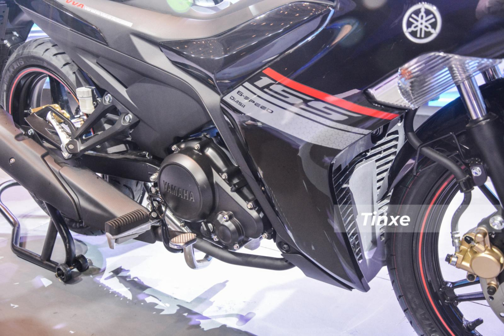 Đầu tiên là việc Yamaha Exciter 155 VVA áp dụng công nghệ phủ carbon kim cương của mẫu xe YZF-R1. Ở dải tốc độ động cơ cao, cò mổ dạng trượt phủ carbon kim cương (DLC) để xu páp bền và nhẹ hơn cho khả năng tăng tốc mượt mà và mạnh mẽ. Công nghệ phủ DLC là phương pháp biến đổi carbon thành dạng cấu trúc bền vững như kim cương rồi phủ lên bề mặt kim loại để tăng độ cứng và mịn. Lớp phủ DLC mang lại cho người điều khiển một cảm giác phấn khích khi lái xe ở dải tốc độ động cơ cao. Đầu tiên là việc Yamaha Exciter 155 VVA áp dụng công nghệ phủ carbon kim cương của mẫu xe YZF-R1. Ở dải tốc độ động cơ cao, cò mổ dạng trượt phủ carbon kim cương (DLC) để xu páp bền và nhẹ hơn cho khả năng tăng tốc mượt mà và mạnh mẽ. Công nghệ phủ DLC là phương pháp biến đổi carbon thành dạng cấu trúc bền vững như kim cương rồi phủ lên bề mặt kim loại để tăng độ cứng và mịn. Lớp phủ DLC mang lại cho người điều khiển một cảm giác phấn khích khi lái xe ở dải tốc độ động cơ cao.