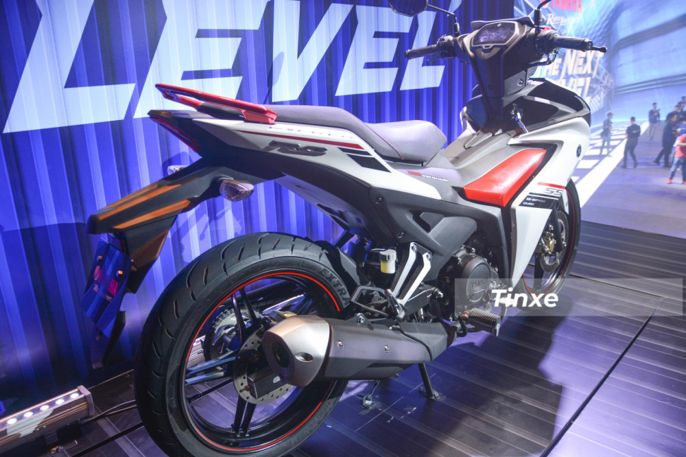 Trong suốt hơn 1 tiếng ra mắt dòng xe côn tay hoàn toàn mới Yamaha Exciter 155 VVA, đại diện Yamaha Motor Việt Nam liên tục gọi mẫu xe này là Trong suốt hơn 1 tiếng ra mắt dòng xe côn tay hoàn toàn mới Yamaha Exciter 155 VVA, đại diện Yamaha Motor Việt Nam liên tục gọi mẫu xe này là tiểu R1. Lý do chính là Yamaha Exciter 155 VVA được thừa hưởng nhiều công nghệ từ mẫu xe Yamaha YZF-R1.
