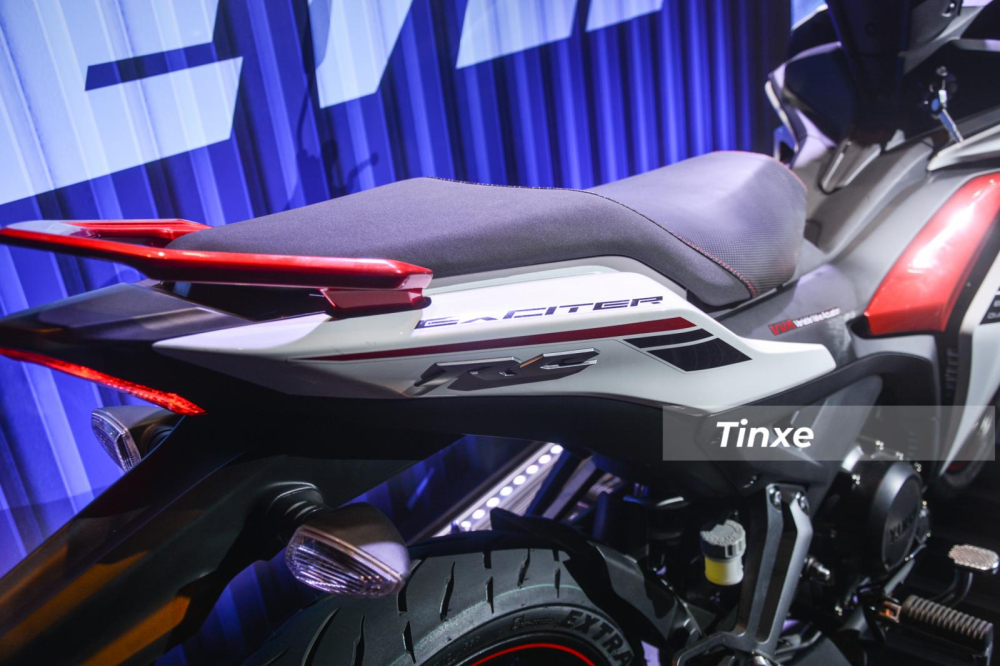 Cuối cùng là việc tăng góc phun và số lỗ phun xăng tương tự YZF-R1. Yamaha Exciter 155 VVA được tăng góc phun xăng từ 15 độ lên 18 độ và số lỗ phun từ 6 lên 10 lỗ, gần bằng YZF-R1 là 12 lỗ, điều này giúp xăng phun tốt hơn và tăng hiệu suất đốt cháy công suất động cơ. Cuối cùng là việc tăng góc phun và số lỗ phun xăng tương tự YZF-R1. Yamaha Exciter 155 VVA được tăng góc phun xăng từ 15 độ lên 18 độ và số lỗ phun từ 6 lên 10 lỗ, gần bằng YZF-R1 là 12 lỗ, điều này giúp xăng phun tốt hơn và tăng hiệu suất đốt cháy công suất động cơ.