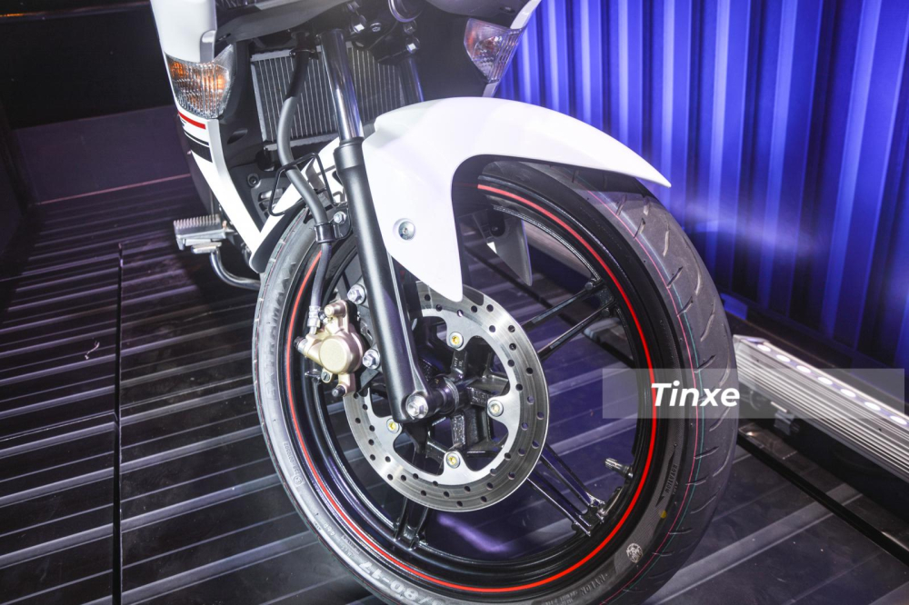 Mẫu xe côn tay Yamaha Exciter 155 VVA 2021 sử dụng mâm kích thước 17 inch đi kèm bộ lốp không săm có kích thước 90/80 cho bánh trước và bánh sau là 120/70. Hệ thống treo trước của Yamaha Exciter 155 VVA được tinh chỉnh hành trình dài hơn, tăng từ 90 mm lên 100 mm, kết hợp các vi chỉnh cho hiệu quả giảm chấn tốt hơn. Phuộc sau dạng giảm xóc trục đơn thể thao giúp vào cua ổn định và an toàn. Mẫu xe côn tay Yamaha Exciter 155 VVA 2021 sử dụng mâm kích thước 17 inch đi kèm bộ lốp không săm có kích thước 90/80 cho bánh trước và bánh sau là 120/70. Hệ thống treo trước của Yamaha Exciter 155 VVA được tinh chỉnh hành trình dài hơn, tăng từ 90 mm lên 100 mm, kết hợp các vi chỉnh cho hiệu quả giảm chấn tốt hơn. Phuộc sau dạng giảm xóc trục đơn thể thao giúp vào cua ổn định và an toàn.