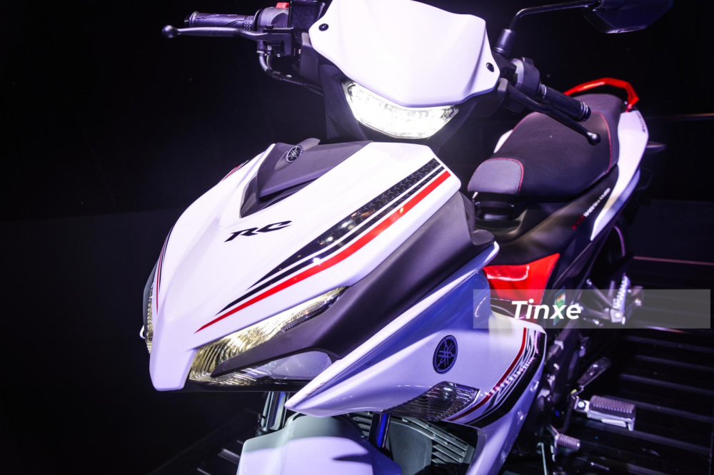 Thứ 2 là việc trang bị bộ ly hợp A&S (Assist & Slipper) trợ lực và kiểu trượt tương tự YZF-R1Assist. Điều này giúp Yamaha Exciter 155 VVA tăng khả năng bám côn, chống trượt côn, chống bó cứng bánh sau khi dồn số ở tốc độ cao. Ngoài ra, tay côn mới hành trình ngắn hơn 10 mm so với phiên bản 150cc giúp người lái có cảm giác tốt hơn. Thứ 2 là việc trang bị bộ ly hợp A&S (Assist & Slipper) trợ lực và kiểu trượt tương tự YZF-R1Assist. Điều này giúp Yamaha Exciter 155 VVA tăng khả năng bám côn, chống trượt côn, chống bó cứng bánh sau khi dồn số ở tốc độ cao. Ngoài ra, tay côn mới hành trình ngắn hơn 10 mm so với phiên bản 150cc giúp người lái có cảm giác tốt hơn.