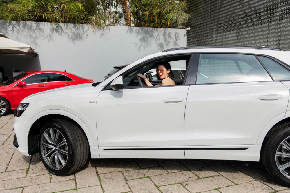 Lệ Quy&ecirc;n sau v&ocirc; lăng của Audi Q8