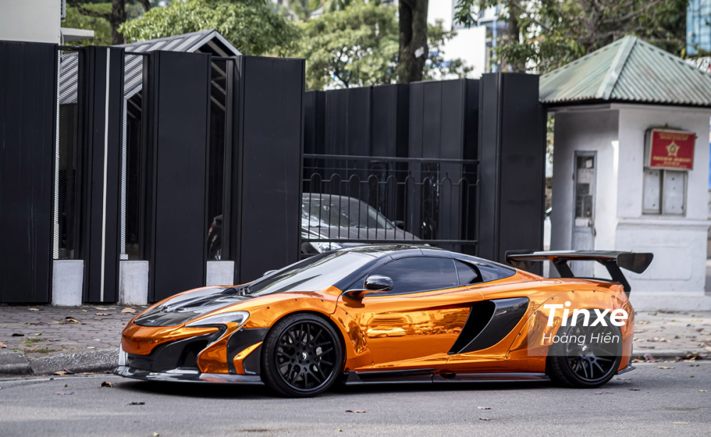 Th&aacute;ng 12/2020, chiếc McLaren 650S Spider đầu ti&ecirc;n độ Liberty Walk tại Việt Nam bất ngờ t&aacute;i xuất với vẻ ngo&agrave;i ho&agrave;n to&agrave;n mới nhờ v&agrave;o m&agrave;u cam chrome phối c&ugrave;ng m&agrave;u đen đầy nổi bật v&agrave; bắt mắt.