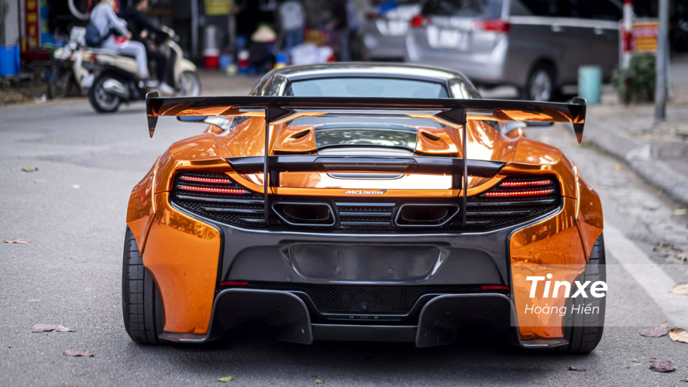 B&agrave;i to&aacute;n kh&oacute; nhất tr&ecirc;n bản độ McLaren 650S Spider Liberty Walk ch&iacute;nh l&agrave; mui xếp cứng của xe c&oacute; thể hoạt động dễ d&agrave;ng hay kh&ocirc;ng. Muốn l&agrave;m điều n&agrave;y h&atilde;ng độ Nhật Bản phải t&iacute;nh to&aacute;n chi tiết v&agrave; c&oacute; thể dời c&aacute;nh lướt gi&oacute; hầm hố về sau nhiều hơn.