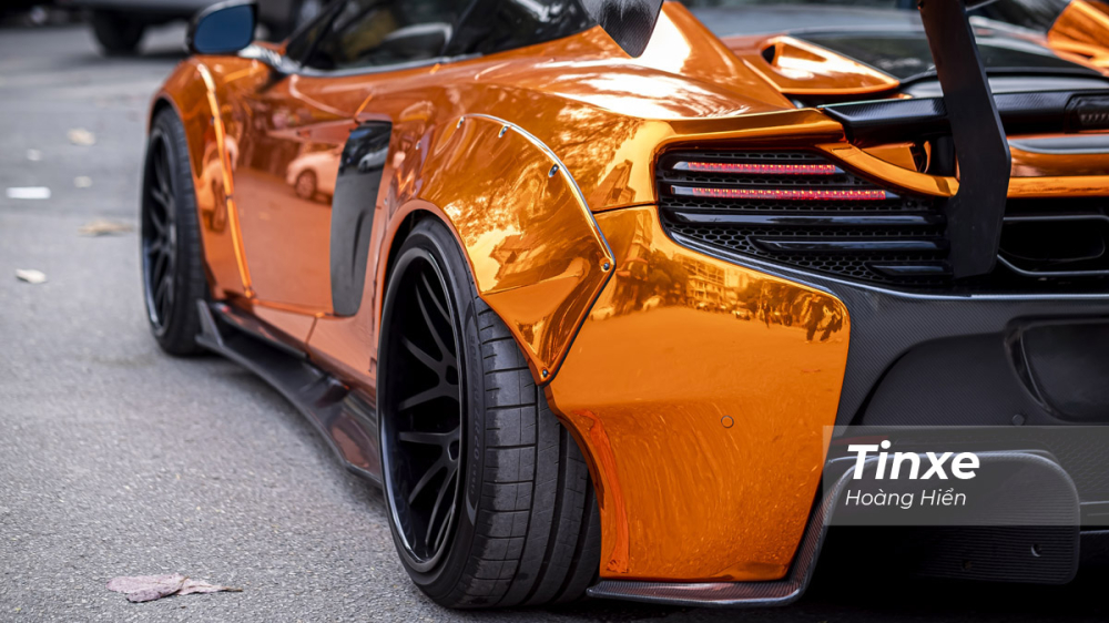 McLaren 650S Spider m&agrave;u cam của Dương Kon sẽ phải chịu hy sinh bộ &aacute;o nguy&ecirc;n bản của xe để kho&aacute;c l&ecirc;n m&igrave;nh bộ body kit th&acirc;n rộng của h&atilde;ng Nhật Bản. C&aacute;c v&ograve;m b&aacute;nh xe nguy&ecirc;n bản sẽ được cắt bỏ v&agrave; trang bị th&ecirc;m v&ograve;m b&aacute;nh xe nới rộng ra, cố định bằng đinh t&aacute;n.