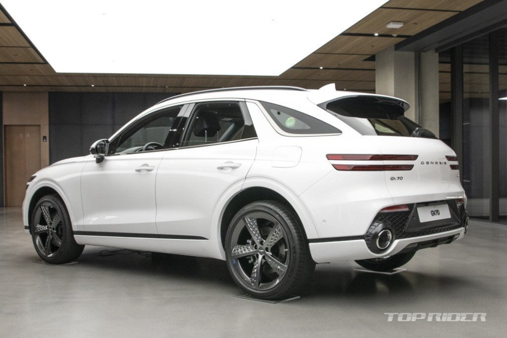 Ngay từ bản tiêu chuẩn, Genesis GV70 2021 đã được trang bị khá tốt