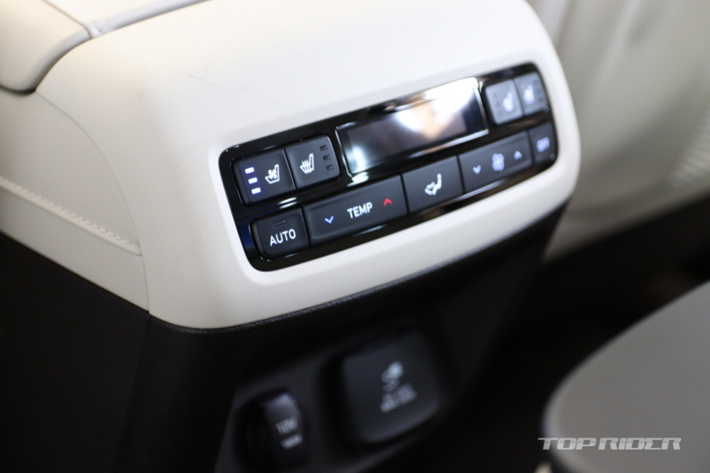 Các nút bấm khác nằm ở cụm điều khiển trung tâm của hàng ghế trước trong Hyundai Palisade VIP 2021
