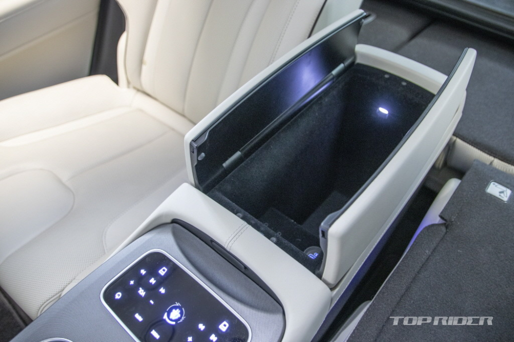 Ngăn đựng đồ ở giữa 2 ghế sau của Hyundai Palisade VIP 2021