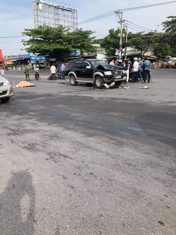 Chiếc Ford Everest đời cũ biến dạng đầu xe