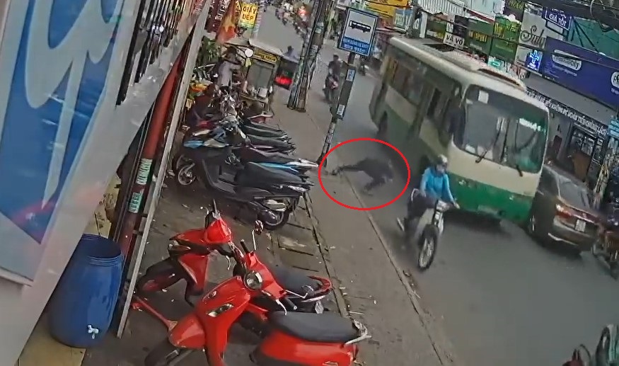 Nam thanh niên lao vào gầm xe buýt trên đường Nguyễn Duy Trinh