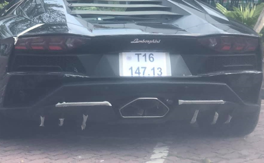 Chiếc siêu xe Lamborghini Aventador S xuất hiện ở Hải Dương còn có nhiều chi tiết giữ nguyên đề-can bảo vệ