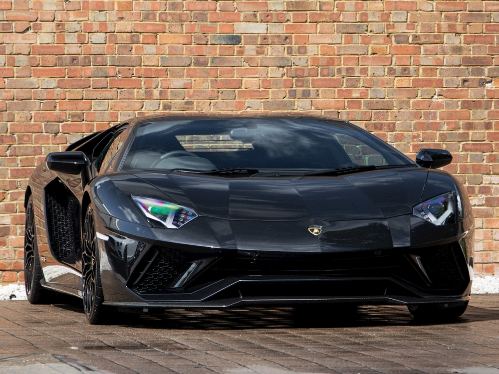 Còn đây là Lamborghini Aventador S có màu đen bóng