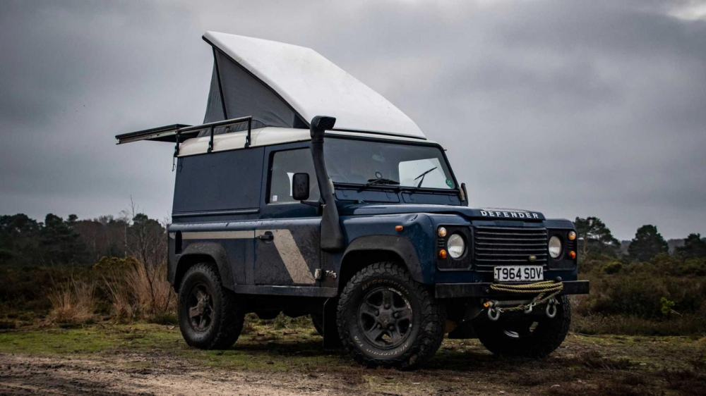 Phía trước của chiếc Land Rover Defender độ thành xe cắm trại