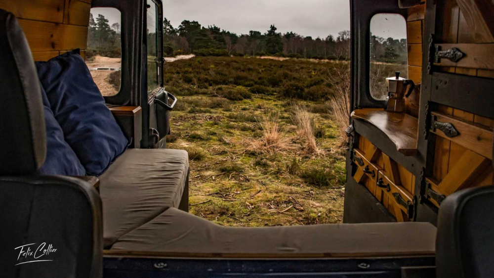 Nội thất phía sau của chiếc Land Rover Defender độ thành xe cắm trại