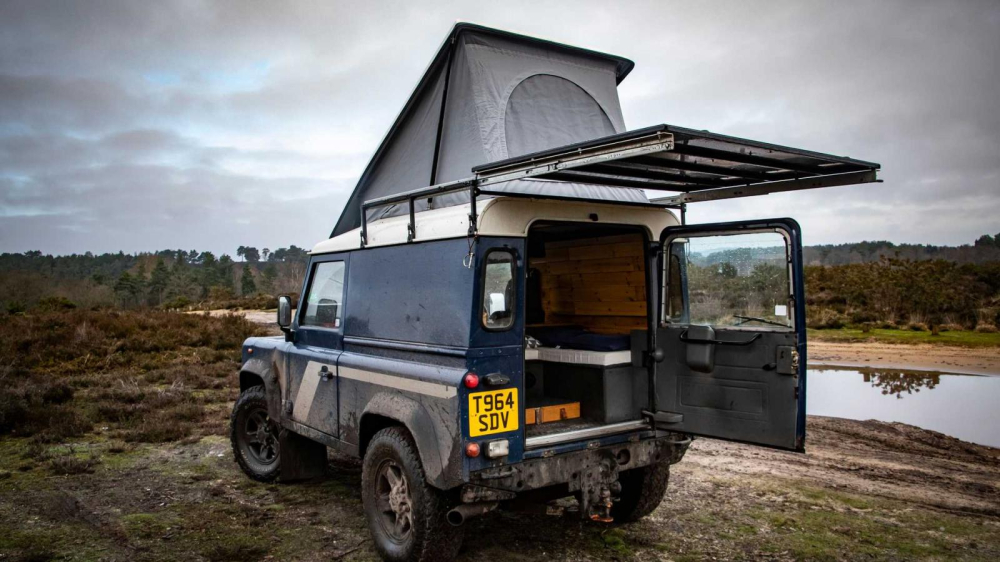 Phía sau của chiếc Land Rover Defender độ thành xe cắm trại