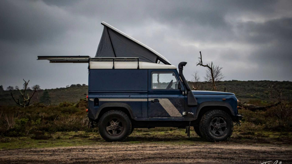Phía bên sườn của chiếc Land Rover Defender độ thành xe cắm trại
