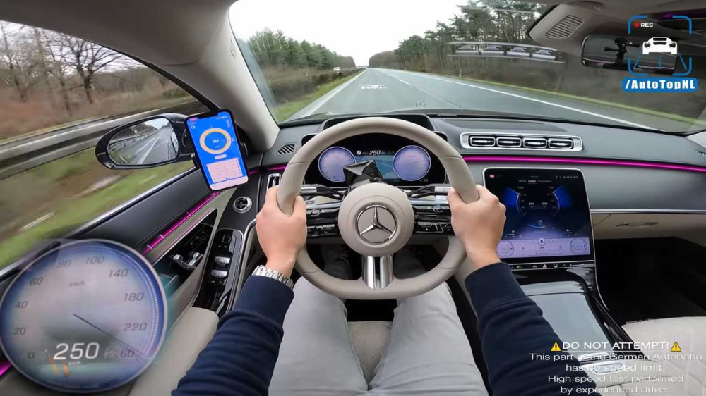 Chiếc Mercedes-Benz S-Class 2021 đạt vận tốc tối đa 250 km/h trên cao tốc Autobahn của Đức