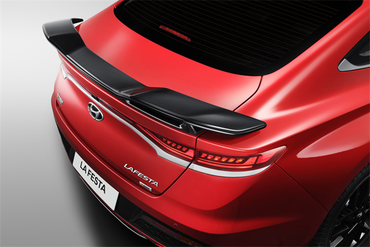 Cánh gió đuôi màu đen mới của Hyundai Lafesta 2021