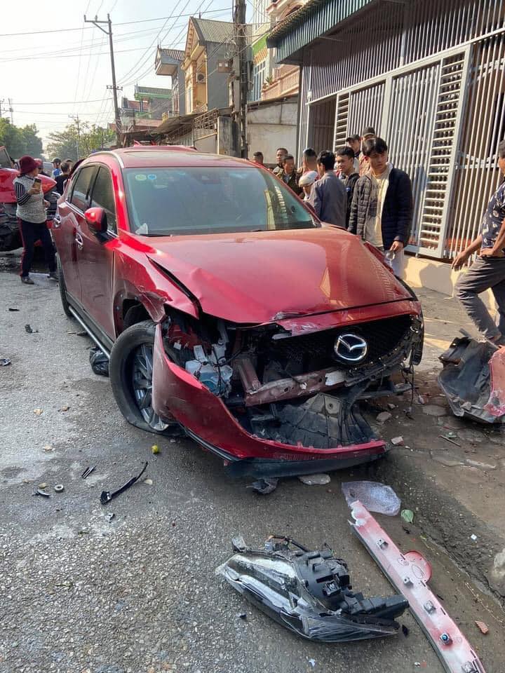Chiếc &ocirc; t&ocirc; con Mazda bị chiếc Mazda BT-50 t&ocirc;ng tr&uacute;ng