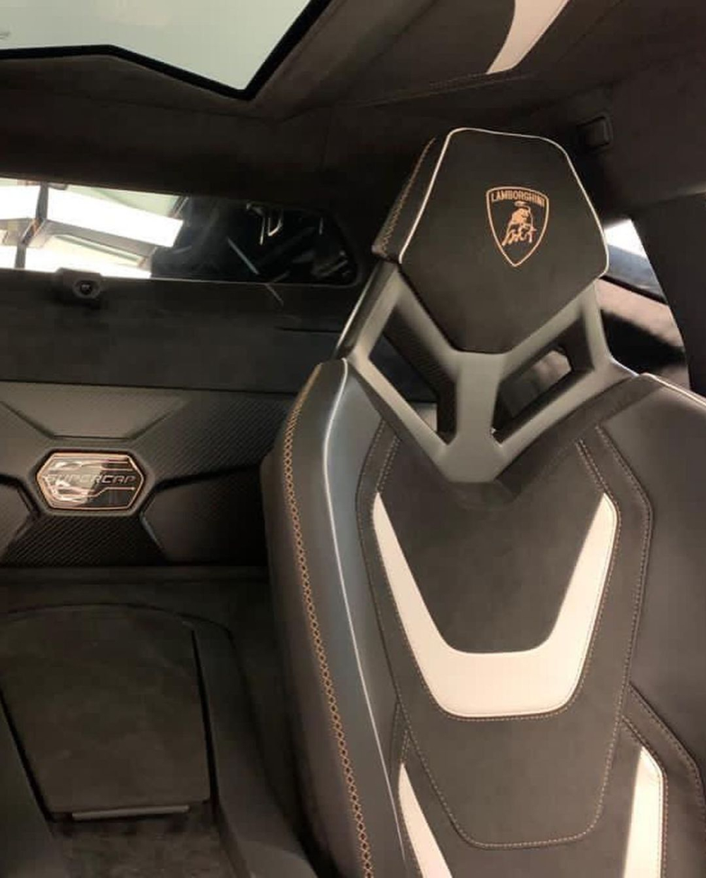 Ghế ngồi chiếc Lamborghini Sian này có 3 màu là đen-tráng và chỉ màu đồng Ghế ngồi chiếc Lamborghini Sian này có 3 màu là đen-tráng và chỉ màu đồng