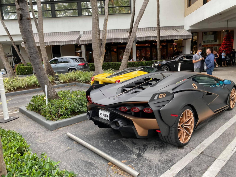 Chiếc Lamborghini Sian có 2 màu sơn rất độc Chiếc Lamborghini Sian có 2 màu sơn rất độc