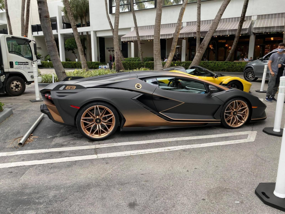 Chủ nhân lái Ferrari LaFerrari Aperta đi nhận xe Lamborghini Sian Chủ nhân lái Ferrari LaFerrari Aperta đi nhận xe Lamborghini Sian