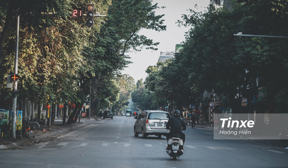 Đây cũng là thời điểm nhiều người dân còn ở lại thủ đô thường xuyên vi phạm luật giao thông như vượt đèn đỏ, không đội mũ bảo hiểm.