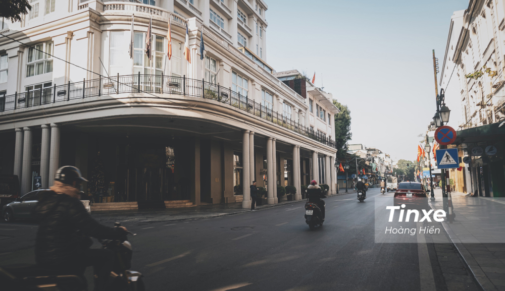 Các tuyến phố trung tâm của Hà Nội cũng trở nên thoáng đãng hơn nhiều do mật độ xe tham gia giao thông giảm mạnh.