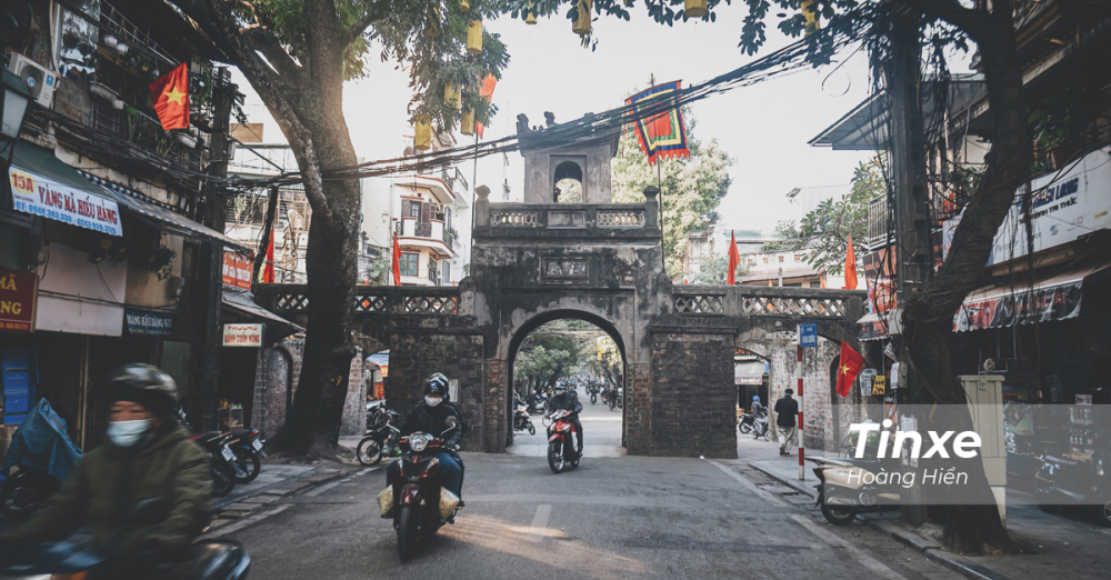 Nguyên nhân của sự bình yên tĩnh lặng này chính là do đợt nghỉ lễ tết Dương lịch 2021 kéo dài tới 3 ngày nên nhiều người dân đã tranh thủ đi chơi xa, về quê,...